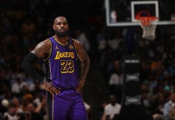 爱游戏-詹姆斯重返赛场，大比分获胜首场状态出色，SKT观众沸腾！-爱游戏